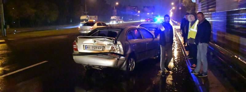 В Киеве фура столкнулась с тремя легковушками