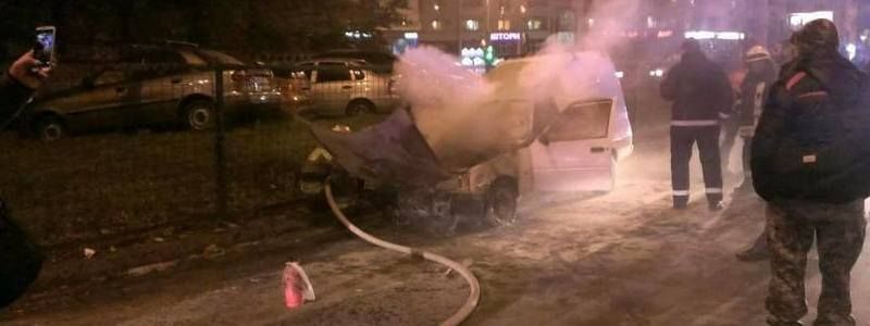 На Оболони загорелась Таврия: в машине находился водитель