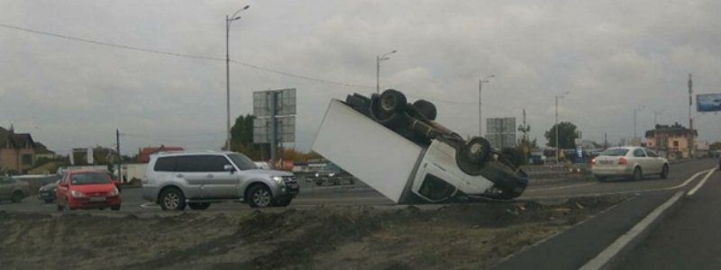 В Киеве «Газель» упала копытами вверх