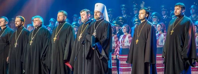 В киевском Дворце спорта 8 тысяч людей помолились за украинскую армию