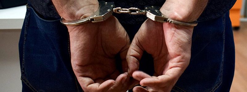 В Киеве двое иностранцев напали на подростка в троллейбусе