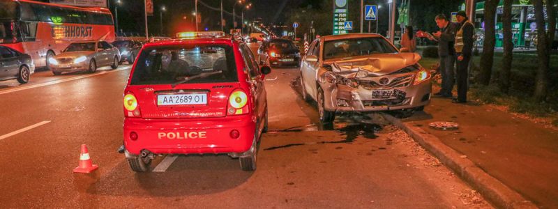 На заправку через двойную сплошную: в Киеве столкнулись Toyota и Hyundai