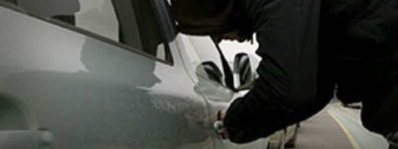 В Киеве у нардепа-радикала угнали автомобиль с оружием