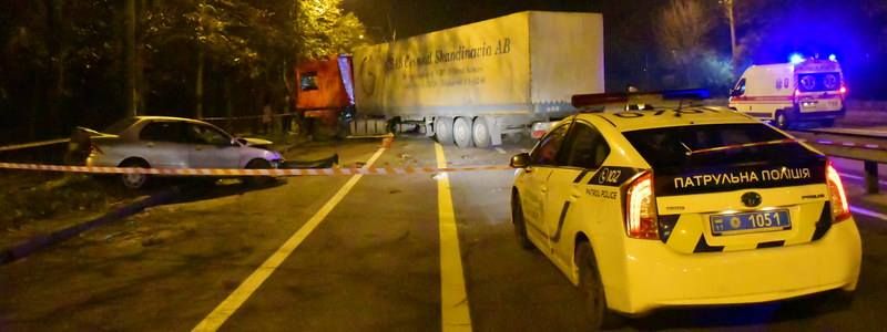 На Елены Телиги фура ударила Mitsubishi и перекрыла дорогу