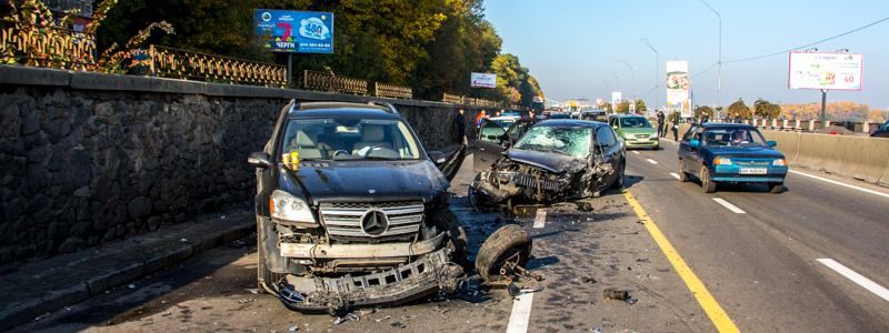 Выезд блондинки на встречную привел к масштабному ДТП на Набережном шоссе