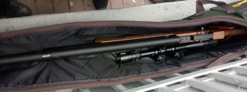 В Киеве под Раду пришел загадочный мужчина с винтовкой