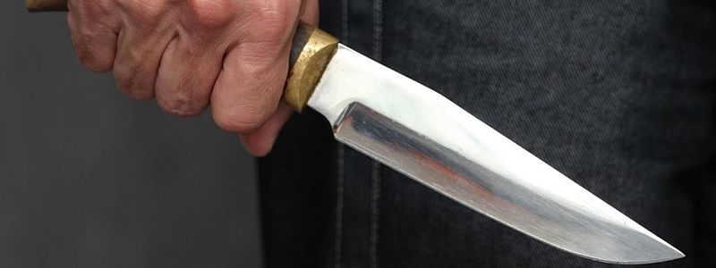 В Киеве иностранца пырнули ножом за просьбу не шуметь