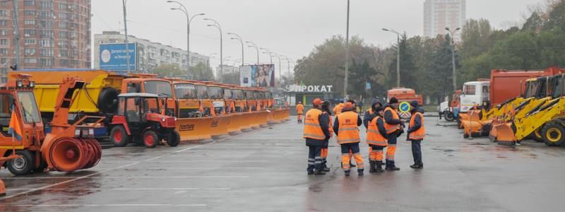 На ВДНХ показали технику, которая будет убирать Киев зимой
