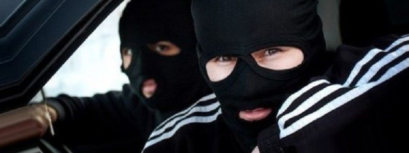 В Киеве двое в балаклавах побили и увезли мужчину