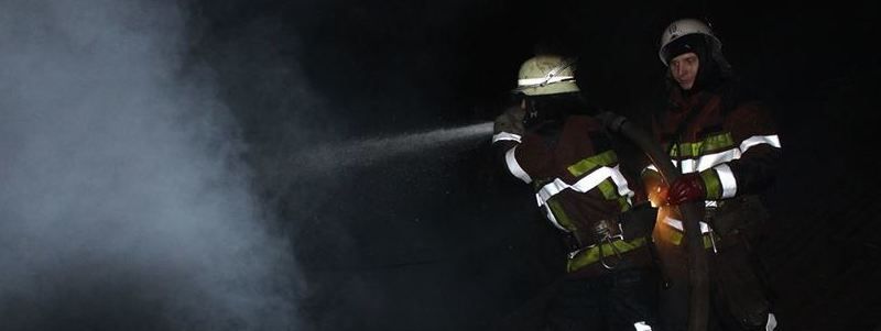 В Киеве загорелась крыша жилого дома: подробности