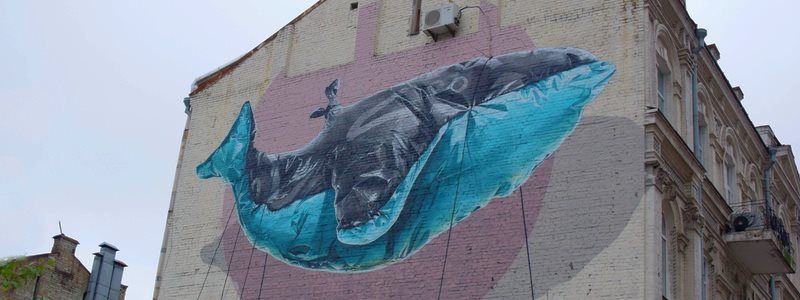 В Киева на стене дома обсутроился исчезающий кашалот