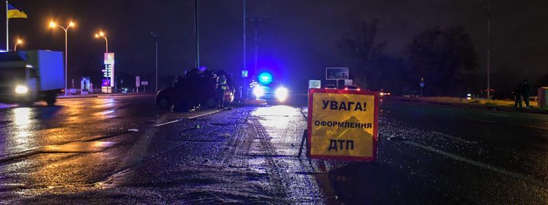 В Киеве на Жулянском мосту Nissan влетел в электроопору