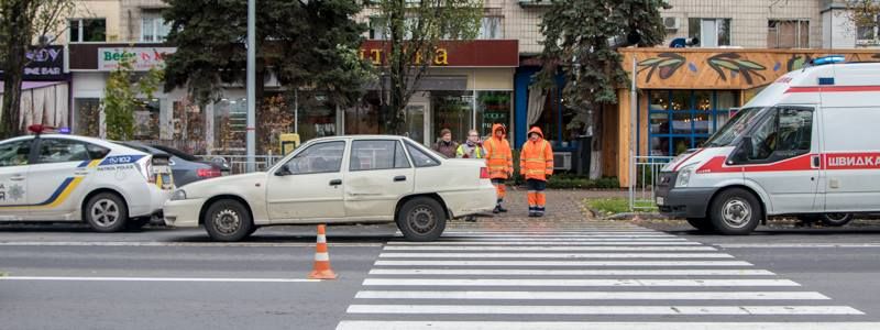 На Русановке авто сбило отца с маленькой дочерью