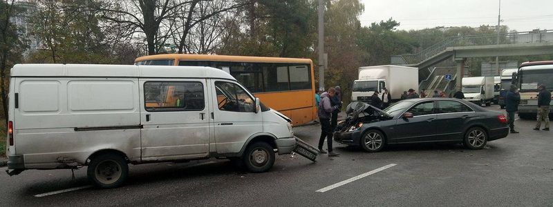 На проспекте Победы столкнулись Газель и Mercedes: образовалась пробка