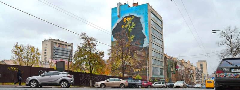 В центре Киева «Мир Украине!» заменили темной головой