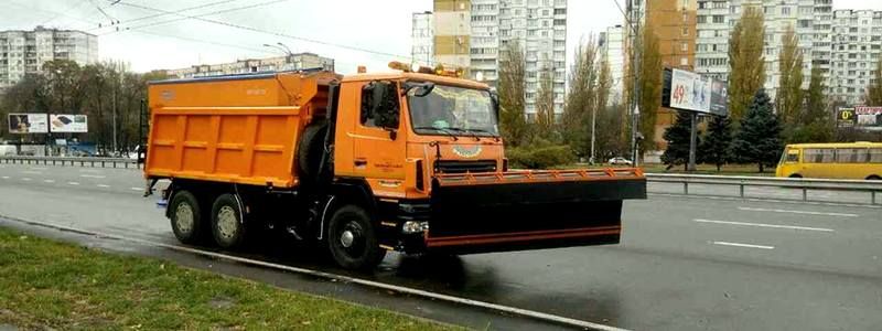 На улицы Киева вышла снегоуборочная техника