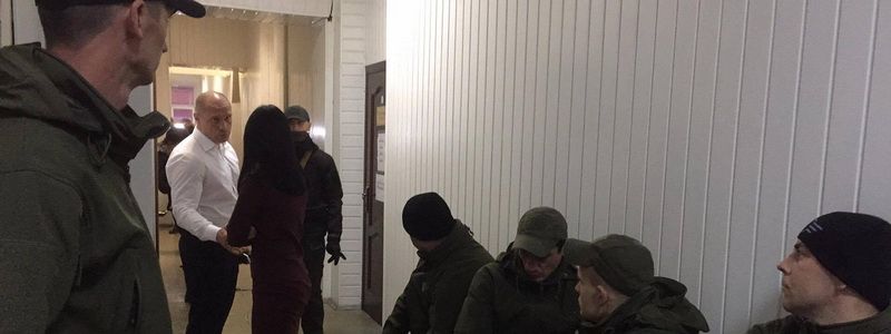 В здании суда, куда везут сына Авакова, собираются люди в камуфляже