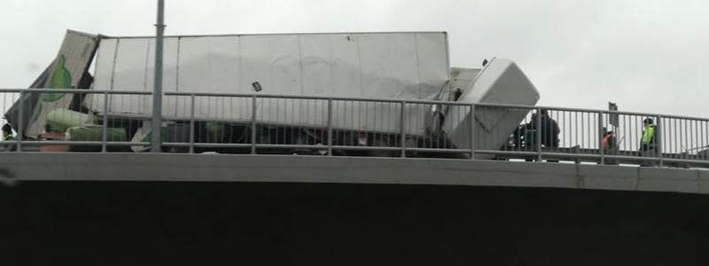 "Щось пороблено": в Борисполе перевернулся второй грузовик за день