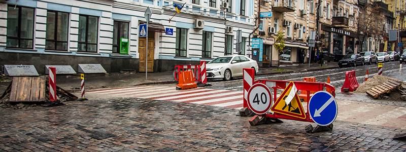 Возле Майдана Незалежности появились красно-белые "зебры"