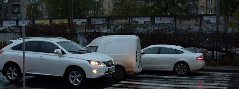В Киеве Lanos подрезал Audi A6 и Lexus: образовалась пробка из маршруток и автобусов