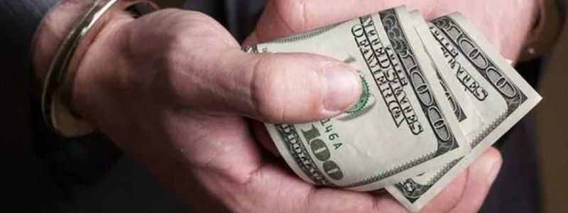 В Киеве на взятке в 7 тысяч долларов поймали чиновника