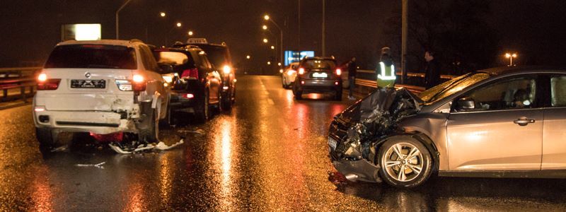 На Южном мосту пьяный водитель врезался в три иномарки: есть пострадавшие
