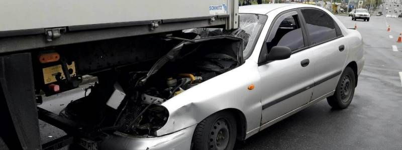 Lanos на летней резине протаранил на огромной скорости грузовик