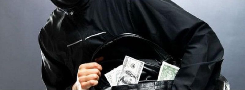 В Киеве иностранцы избили мужчину и забрали у него сумку с деньгами