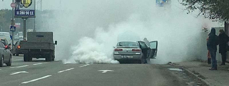 Возле "Ашана" на Святошино фура врезалась в столб, а легковушка загорелась