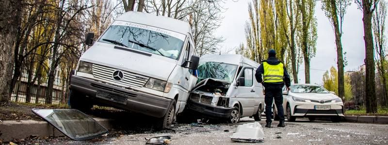 ДТП с маршруткой на Академгородке: из-за аварии Mercedes влетел в дерево