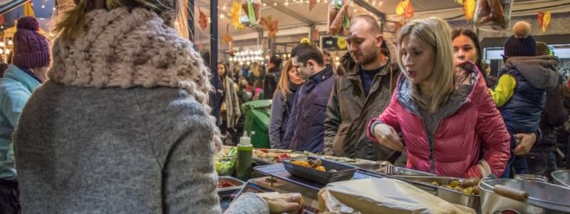 Каштаны на костре, фондю и глинтвейн: в Киеве прошло закрытие Фестиваля уличной еды