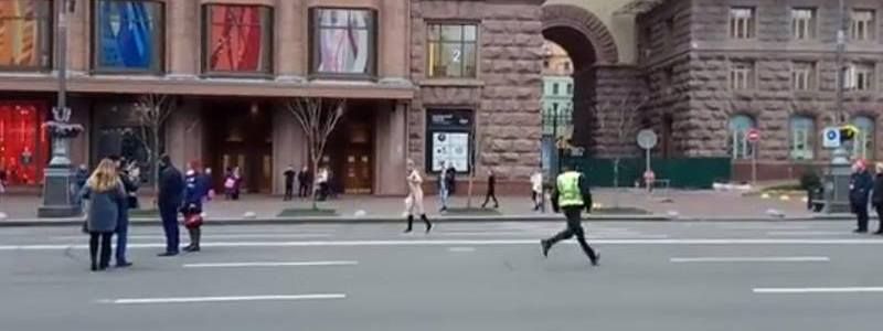 На Крещатике полицейские ловили голого мужчину