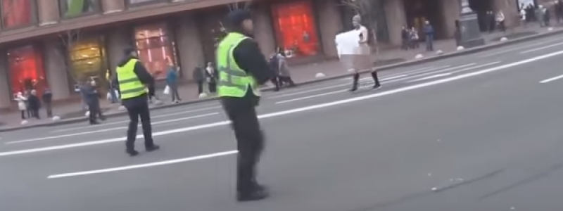 Голый парень на Крещатике оказался тестом для киевских полицейских