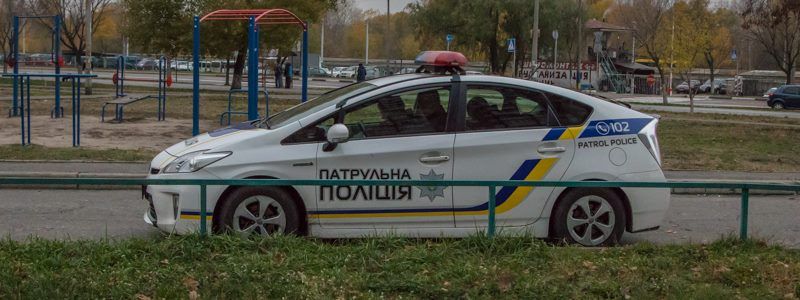 На Троещине уставший от жены мужчина открыл огонь на детской площадке