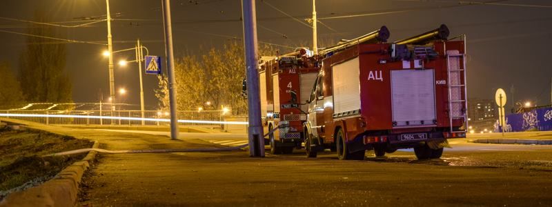 Под Воздухофлотским мостом бездомные подожгли теплотрассу