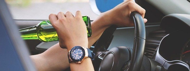 На Саксаганского пьяный водитель врезался в клумбу, дерево и витрину магазина