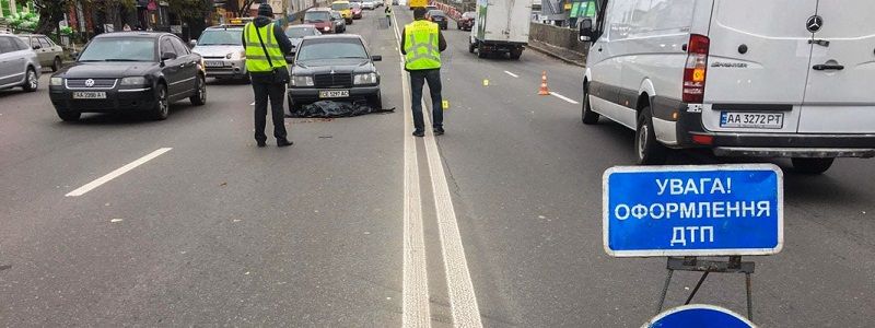 В Киеве разыскивают свидетелей смертельного ДТП, в котором пешехода переехали две машины