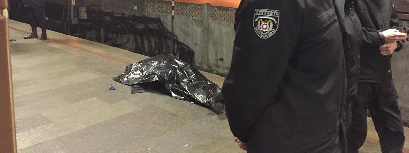 В метро Киева мужчина бросился под поезд на глазах своей матери