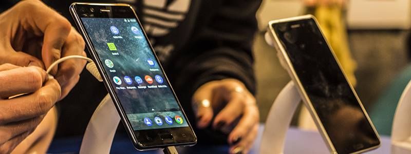 Холодный металл и двусторонняя съемка: в Киеве с музыкой и канапешками презентовали Nokia 8