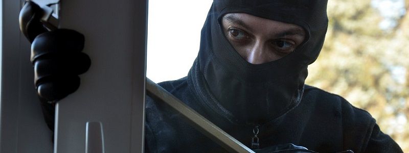 В Киеве под покровом ночи из церкви вынесли технику и алкоголь