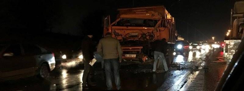 Как в «Пункте назначения»: в Киеве с лесовоза слетели бревна, есть пострадавшие