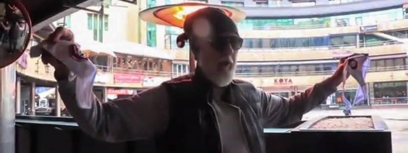 Необычные люди Киева: веселый дедушка дрессирует добермана и раздает стринги