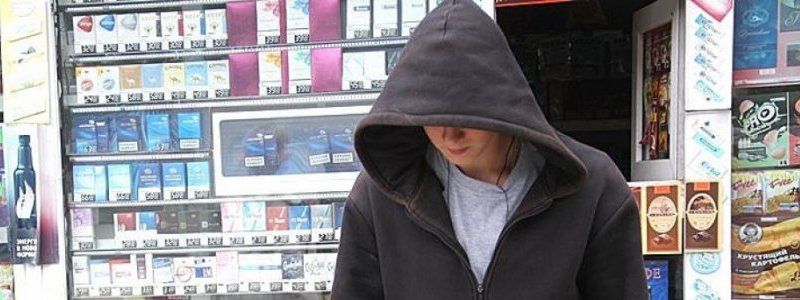 Дрался и хватал за форму: в Киеве полиция преследовала похитителя сигарет