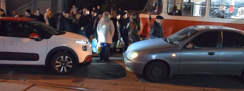ДТП с участием трамвая и Daewoo Lanos парализовало движение в центре Киева