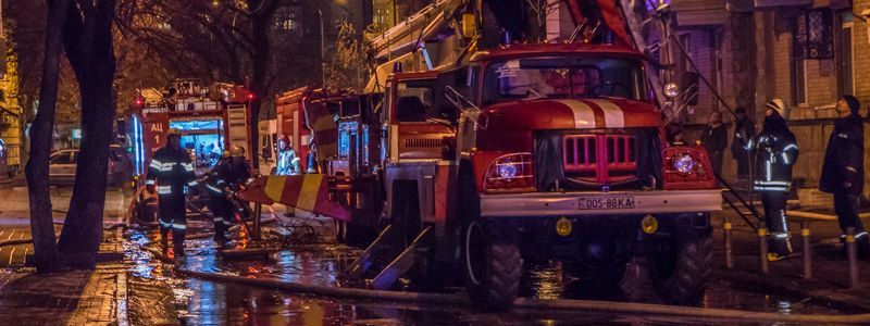 Большой пожар на Печерске: горела крыша жилого дома