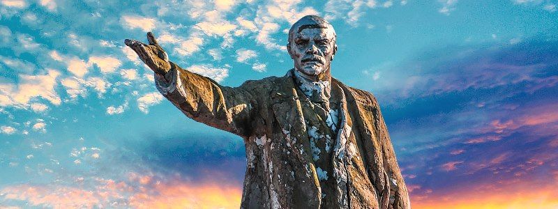 Выживший: в Киеве в компании бездомных собак грустит уцелевший Ленин