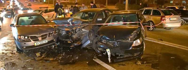 В Киеве произошло тройное ДТП: пострадала беременная женщина