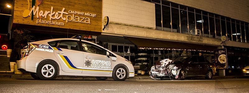 В центре Киева водитель без прав въехал в припаркованное авто и сбежал