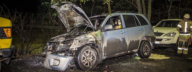 В Киеве ночью возле жилого дома загорелось авто