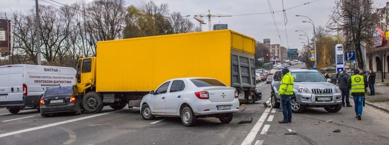 На проспекте Лобановского грузовик с отказавшими тормозами разгромил пять авто